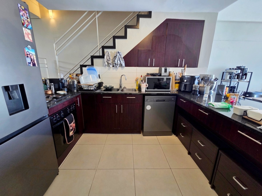 To Let 2 Bedroom Property for Rent in Green Point Western Cape